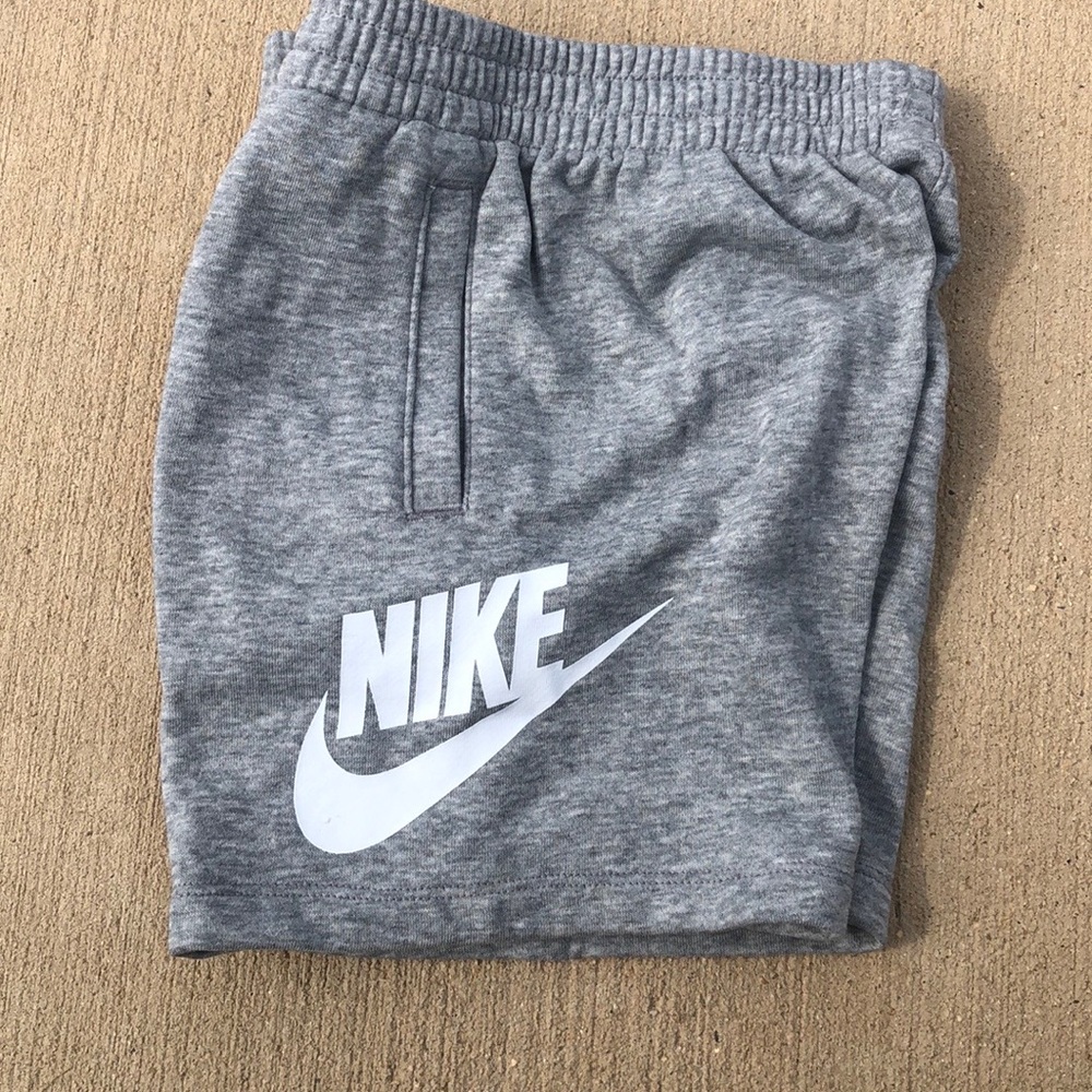 NIKE LITTLE BOYS GRAY SHORTS Size 6